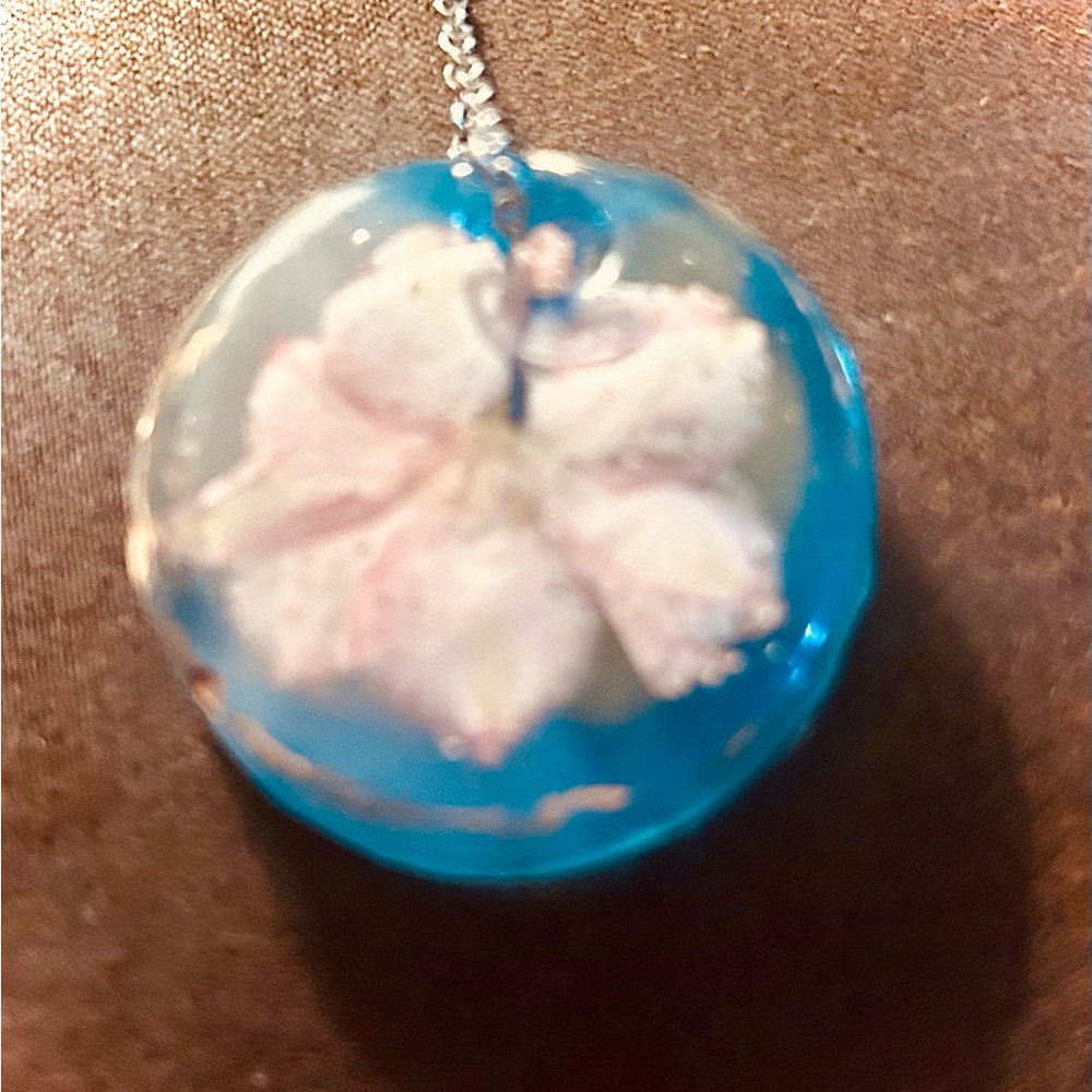 Hand-Crafted Bright Blue Pendant w/ White & Pink Flower in Center, EUC (MARTINI)